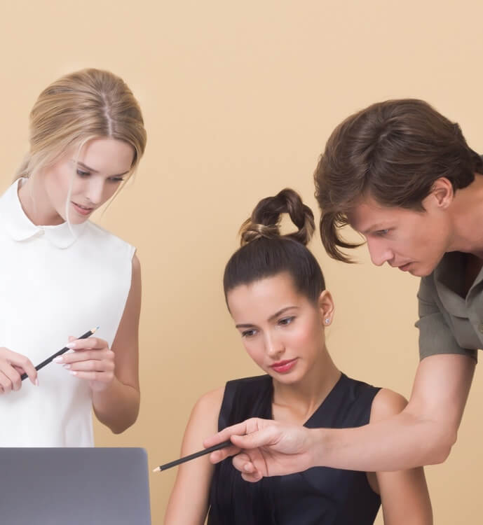 image of people giving feedback over the shoulder